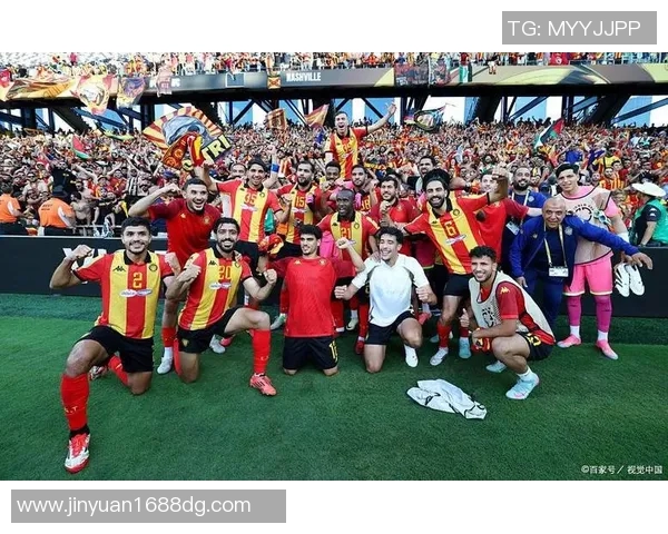 世界杯激烈争议：球迷爆发激烈反应引发社交媒体热议